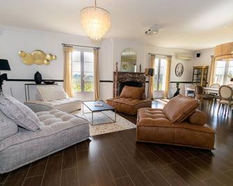 La Tour Bornéo du Château Saint-Laurent - Saint-Laurent-et-Benon - Sala de estar