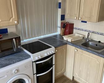 Harman Suites 1 & 2 - Leeds - Kitchen