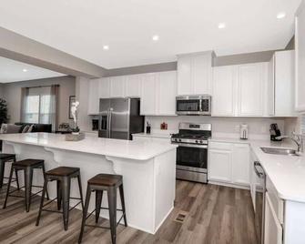 Charming 3BR Getaway with Garage &Perfect Location - Akron - Kitchen