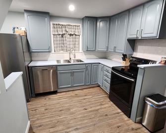 Cinematic Getaway: 4br+ Sleeps 10 ~ Boat Charter ~ - Erie - Kitchen