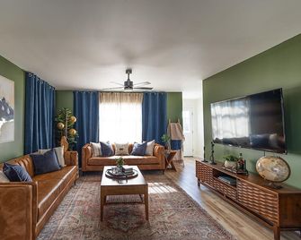 Charming 3-bedroom house in brilliant Lawrenceburg with WiFi, AC - Lawrenceburg - Sala de estar