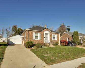 Quaint Cedar Rapids Home, 4 Mi to Downtown! - Cedar Rapids - Edificio