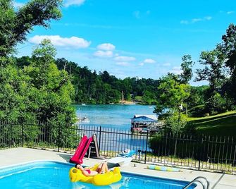 Lake house with private pool. - Hickory - Pool