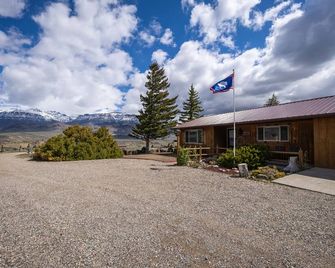 Rendezvous Lodge - A secluded, western getaway in the beautiful Wapiti Valley. - Wapiti - Building
