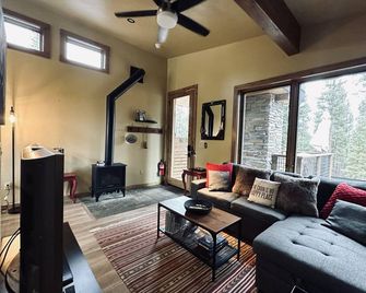 Truckee Mountain Chalet Hideaway in the Pines on 1.4 Acres! Sleeps 4! - Truckee - Salon