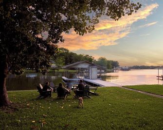 Cozy Lakehouse + Boat Access - Mabank - Patio