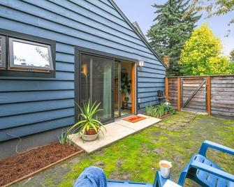 Private Studio, Lofted Bed, Soaking Tub & Patio - Portland - Outdoors view