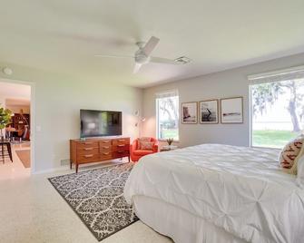 Luxe Waterfront Oasis with Dock - Direct Lake Access - Tavares - Bedroom