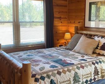 Towering Pines Lodge: A Hidden Haven 10 Miles from Wisconsin Dells - Wisconsin Dells - Спальня