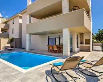 Apartment ViD by Interhome - Malinska - Piscina