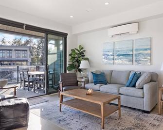 Ocean's 7 At The Beach House - Campbell River - Living room