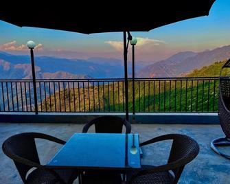Hotel Pinerock & Cafe, Mussoorie - Mountain View Luxury Rooms with open Rooftop Cafe - Mussoorie - Balkon