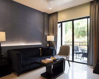 AR Suites Fontana Bay - Pune - Living room