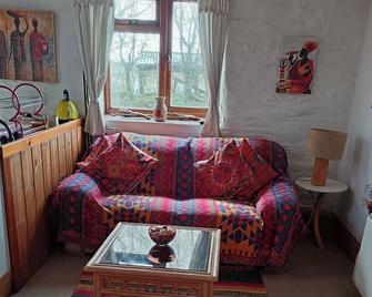 Inviting 2-Bed Cottage in Newcastle Emlyn - Newcastle Emlyn - Living room