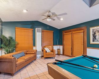 Steps to Edgewater - Sleeps 14 - Fun Game Room Retreat - Cleveland