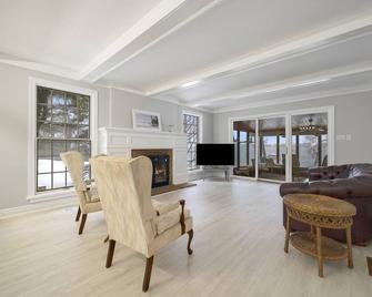 The Captains Lake House - Orillia - Living room