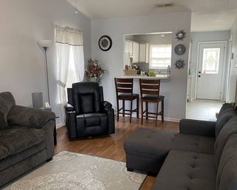 Discover Jacksonville charm, just a quick 6-min drive to the mall - Jacksonville - Living room