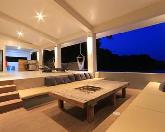 Marinx Poolvilla Nakandakari - Nanjo - Innenhof