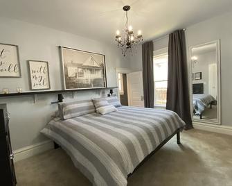 Charming, fully restored 1910 house, walk or bike to dtwn or campus - Grand Junction - Bedroom