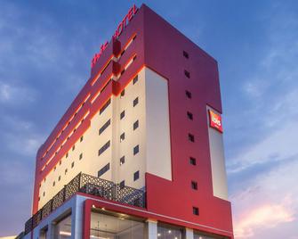 ibis Pontianak City Center - Pontianak - Building