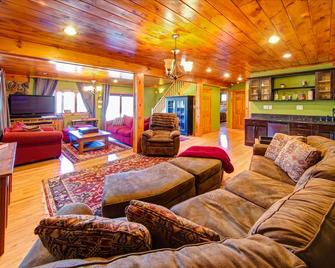 Luxury Log With Spectacular Views, Fire Pit, Clawfoot Tub In The Master - Roxbury - Living room