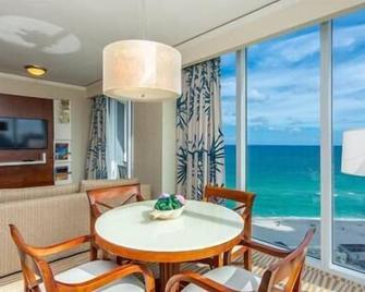 Luxury Trump International Ocean View 1600sf 2 Bd - Sunny Isles Beach - Dining room
