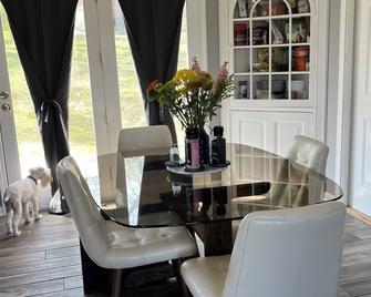 Cozy mountain top newly remodeled home. - Clinton - Comedor