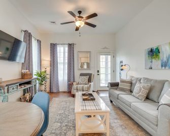 Walk to Historic Maryville True Southern Getaway! - Maryville - Living room