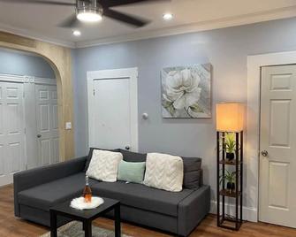 Cozy Modern Home10Min to Boston,Airport,Colleges - Everett - Living room