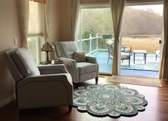 Patchogue River Retreat, 8 minute walk to West Beach - Westbrook - Living room