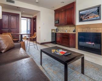 408^ One Bedroom - Ski in/out + Ski Valet, 4 Season Pool & Spa! - Beaver Creek - Sala de estar