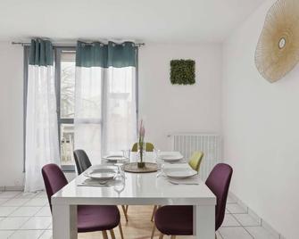 Budget and spacious apart with terrace - Mantes-la-Jolie - Salle à manger