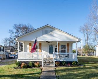 Cozy Convenient Cottage - Alcoa - Building