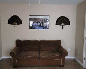 Turkey Tale - Charming 2-bedroom apartment in delightful Linneus with WiFi - Houlton - Living room