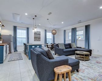 Deacon Stays: The Cottage - Walk To Wfu - Winston-Salem - Living room