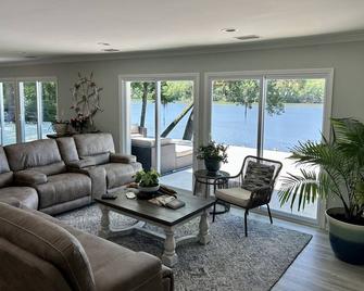 Amazing Views inside & out, just miles from town! - Camden - Sala de estar