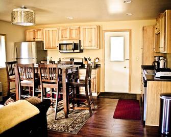 Mckinley Creekside Cabins & Cafe'-The Carlo Guest Cabin - Denali Park - Cocina