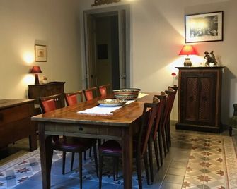 쿨레르 드 카마르그 샹브르 도트 - 보부와상 - 다이닝룸