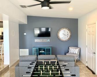 Pool, Hot tub, Close to Beaches, Shopping, More! - Osprey - Living room