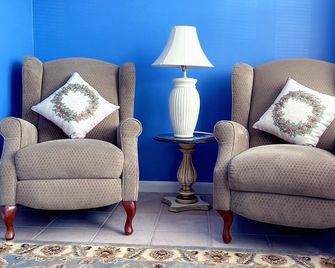 Ocean Block, Quiet and Spacious, Onsite Parking, King Suite, 6 Beach Badges - Seaside Heights - Living room