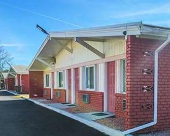 Travelodge Bay Shore Long Island - Bay Shore - Edificio