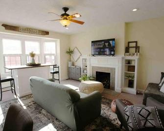 The Loft Downtown - Chillicothe - Living room