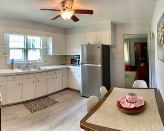 Minutes to all the Adventure! Little Italy 2BR 1st Fl Niagara Wonder'Falls' - Niagara Falls - Kitchen