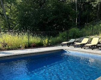 Stylish and modern house in the quaint town of Millbrook. - Millbrook - Pool