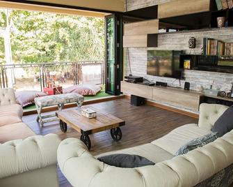Doolay Beachfront Hostel - Karon - Living room
