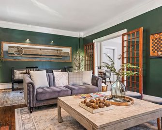 The Aurora Inn & Cottages - Bartlett - Wohnzimmer