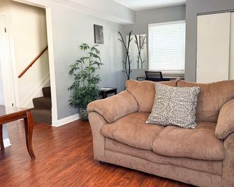 Miami University 4 Bed/2 Bath - 0.3miles from Uptown Oxford! - Oxford - Living room