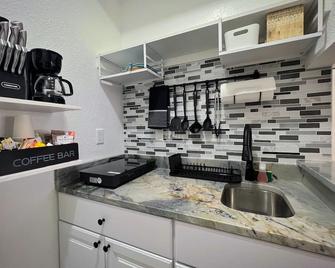 Door to the Keys Suite & Spa - Florida City - Kitchen