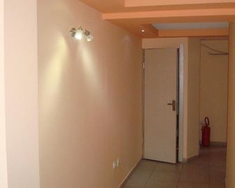 Linda - Niš - Hallway