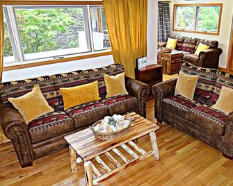 Beautiful Private Stone Home in the Hudson Valley - Pine Bush - Living room